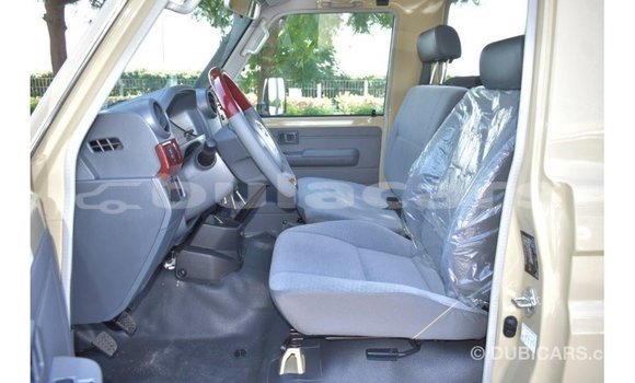 Acheter Import Voiture Toyota Land Cruiser Beige à Import - Dubai, Central Acheter Import Voiture Toyota Land Cruiser Beige à Import - Dubai, Central