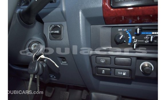 Acheter Import Voiture Toyota Land Cruiser Beige à Import - Dubai, Central Acheter Import Voiture Toyota Land Cruiser Beige à Import - Dubai, Central