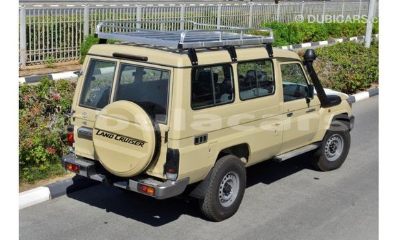 Acheter Import Voiture Toyota Land Cruiser Beige à Import - Dubai, Central Acheter Import Voiture Toyota Land Cruiser Beige à Import - Dubai, Central