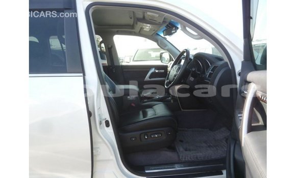 Buy Import Toyota Land Cruiser White Car in Import - Dubai in Central Buy Import Toyota Land Cruiser White Car in Import - Dubai in Central