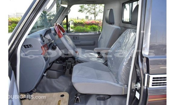 Acheter Import Voiture Toyota Land Cruiser Gris à Import - Dubai, Central Acheter Import Voiture Toyota Land Cruiser Gris à Import - Dubai, Central