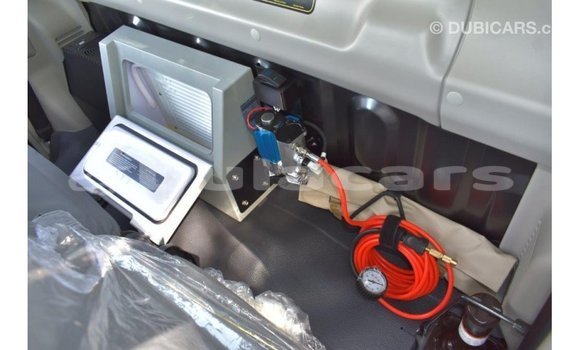 Acheter Import Voiture Toyota Land Cruiser Gris à Import - Dubai, Central Acheter Import Voiture Toyota Land Cruiser Gris à Import - Dubai, Central