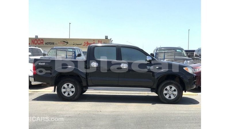 Big with watermark toyota hilux central import dubai 7085