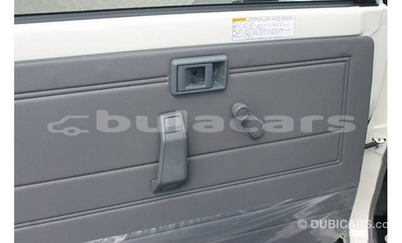 Acheter Import Voiture Toyota Land Cruiser Blanc à Import - Dubai, Central Acheter Import Voiture Toyota Land Cruiser Blanc à Import - Dubai, Central