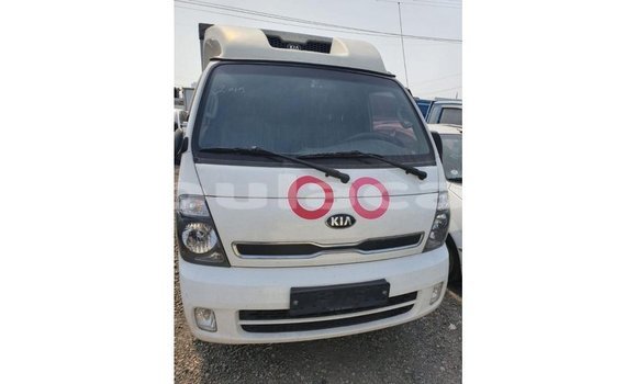 Buy Import Kia Carens White Car in Import - Dubai in Central Buy Import Kia Carens White Car in Import - Dubai in Central