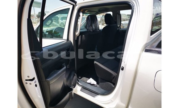 Acheter Import Voiture Toyota Hilux Blanc à Import - Dubai, Central Acheter Import Voiture Toyota Hilux Blanc à Import - Dubai, Central