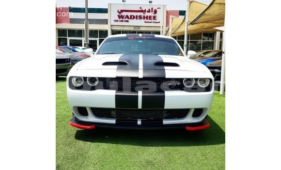 Acheter Import Voiture Dodge Challenger Blanc à Import - Dubai, Central Acheter Import Voiture Dodge Challenger Blanc à Import - Dubai, Central
