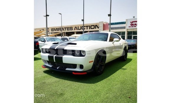 Acheter Import Voiture Dodge Challenger Blanc à Import - Dubai, Central Acheter Import Voiture Dodge Challenger Blanc à Import - Dubai, Central