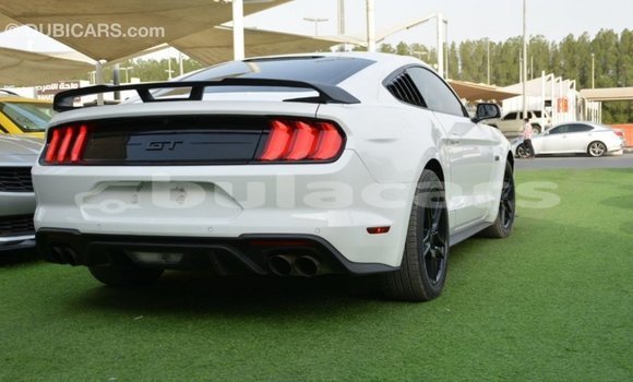 Acheter Import Voiture Ford Mustang Blanc à Import - Dubai, Central Acheter Import Voiture Ford Mustang Blanc à Import - Dubai, Central