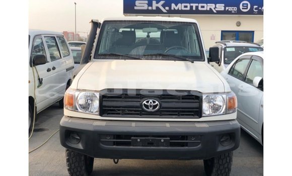 Buy Import Toyota Land Cruiser White Car in Import - Dubai in Central