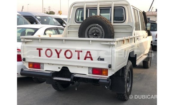 Acheter Import Voiture Toyota Land Cruiser Blanc à Import - Dubai, Central Acheter Import Voiture Toyota Land Cruiser Blanc à Import - Dubai, Central