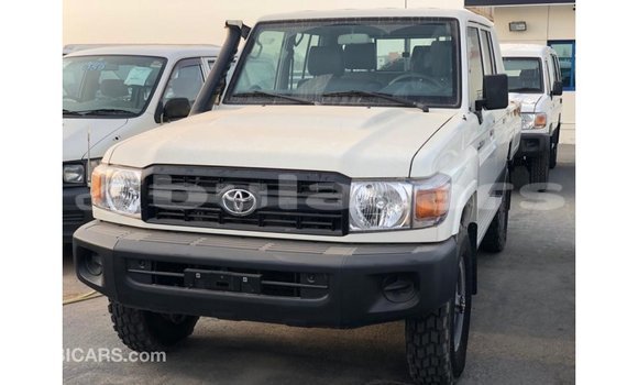 Acheter Import Voiture Toyota Land Cruiser Blanc à Import - Dubai, Central Acheter Import Voiture Toyota Land Cruiser Blanc à Import - Dubai, Central