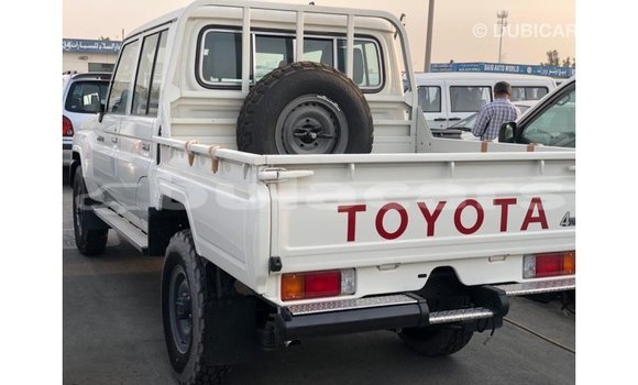 Acheter Import Voiture Toyota Land Cruiser Blanc à Import - Dubai, Central Acheter Import Voiture Toyota Land Cruiser Blanc à Import - Dubai, Central