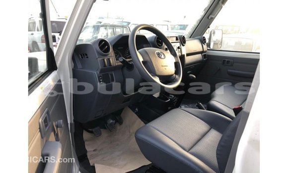 Acheter Import Voiture Toyota Land Cruiser Blanc à Import - Dubai, Central Acheter Import Voiture Toyota Land Cruiser Blanc à Import - Dubai, Central