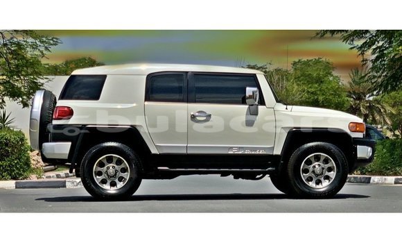 Buy Import Toyota FJ Cruiser White Car in Import - Dubai in Central Buy Import Toyota FJ Cruiser White Car in Import - Dubai in Central
