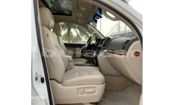 Buy Import Toyota Land Cruiser White Car in Import - Dubai in Central Buy Import Toyota Land Cruiser White Car in Import - Dubai in Central
