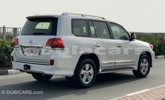 Buy Import Toyota Land Cruiser White Car in Import - Dubai in Central Buy Import Toyota Land Cruiser White Car in Import - Dubai in Central