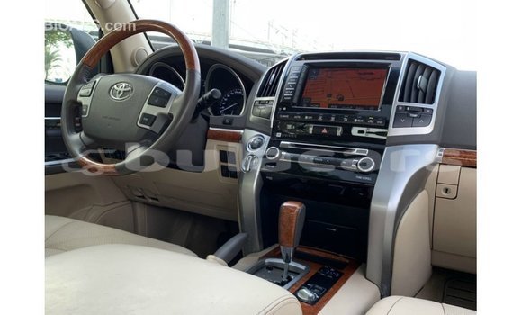 Buy Import Toyota Land Cruiser White Car in Import - Dubai in Central Buy Import Toyota Land Cruiser White Car in Import - Dubai in Central