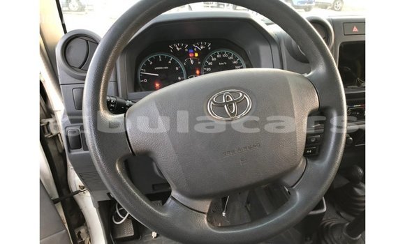 Buy Import Toyota Land Cruiser White Car in Import - Dubai in Central Buy Import Toyota Land Cruiser White Car in Import - Dubai in Central