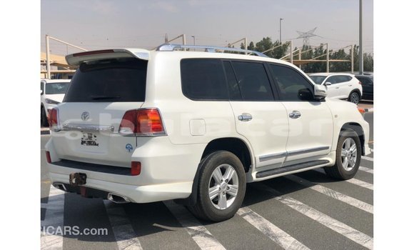 Buy Import Toyota Land Cruiser White Car in Import - Dubai in Central Buy Import Toyota Land Cruiser White Car in Import - Dubai in Central