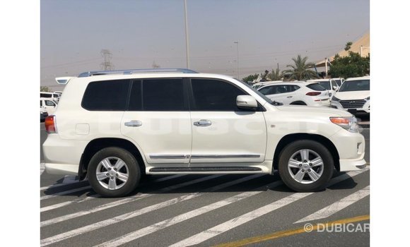 Buy Import Toyota Land Cruiser White Car in Import - Dubai in Central Buy Import Toyota Land Cruiser White Car in Import - Dubai in Central