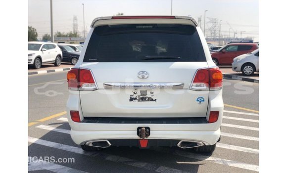 Buy Import Toyota Land Cruiser White Car in Import - Dubai in Central Buy Import Toyota Land Cruiser White Car in Import - Dubai in Central