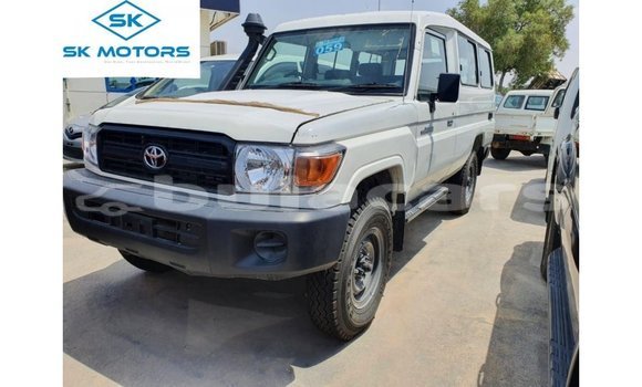 Acheter Import Voiture Toyota Land Cruiser Blanc à Import - Dubai, Central Acheter Import Voiture Toyota Land Cruiser Blanc à Import - Dubai, Central