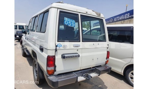 Acheter Import Voiture Toyota Land Cruiser Blanc à Import - Dubai, Central Acheter Import Voiture Toyota Land Cruiser Blanc à Import - Dubai, Central