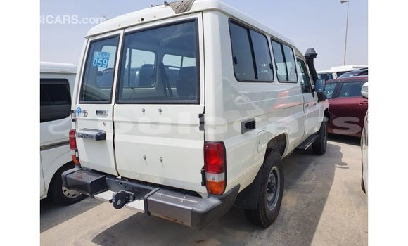 Acheter Import Voiture Toyota Land Cruiser Blanc à Import - Dubai, Central Acheter Import Voiture Toyota Land Cruiser Blanc à Import - Dubai, Central