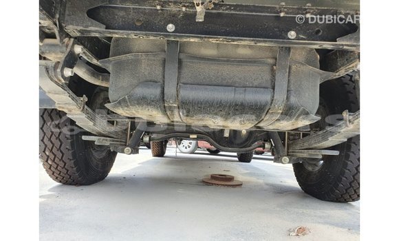 Acheter Import Voiture Toyota Land Cruiser Blanc à Import - Dubai, Central Acheter Import Voiture Toyota Land Cruiser Blanc à Import - Dubai, Central