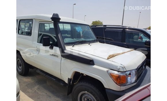 Acheter Import Voiture Toyota Land Cruiser Blanc à Import - Dubai, Central Acheter Import Voiture Toyota Land Cruiser Blanc à Import - Dubai, Central