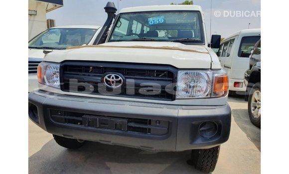 Acheter Import Voiture Toyota Land Cruiser Blanc à Import - Dubai, Central Acheter Import Voiture Toyota Land Cruiser Blanc à Import - Dubai, Central