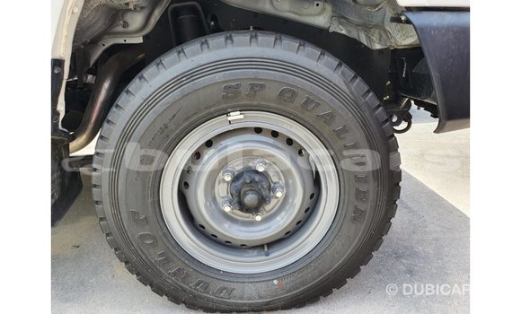 Acheter Import Voiture Toyota Land Cruiser Blanc à Import - Dubai, Central Acheter Import Voiture Toyota Land Cruiser Blanc à Import - Dubai, Central