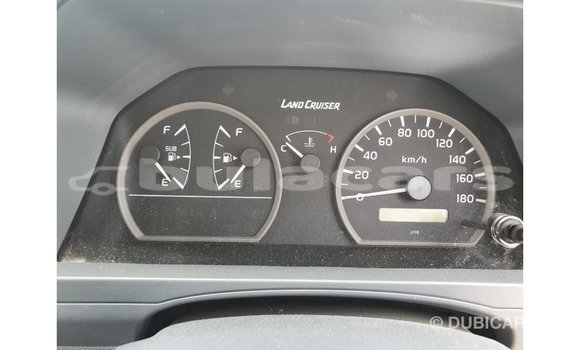 Acheter Import Voiture Toyota Land Cruiser Blanc à Import - Dubai, Central Acheter Import Voiture Toyota Land Cruiser Blanc à Import - Dubai, Central