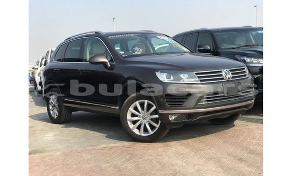 Buy Import Volkswagen Touareg Brown Car in Import - Dubai in Central