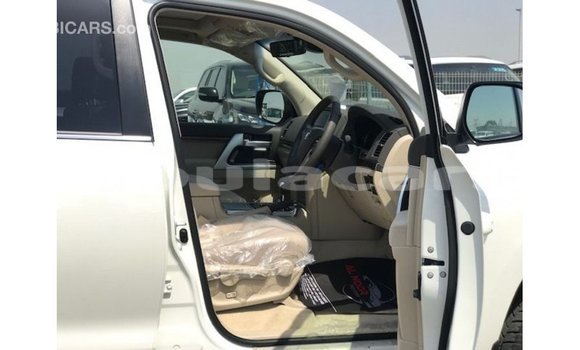 Buy Import Toyota Land Cruiser White Car in Import - Dubai in Central Buy Import Toyota Land Cruiser White Car in Import - Dubai in Central