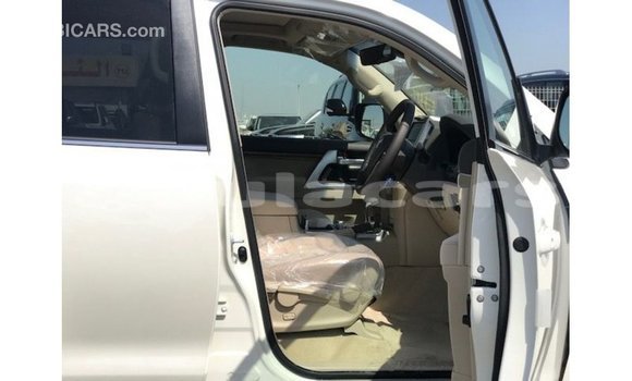 Buy Import Toyota Land Cruiser White Car in Import - Dubai in Central Buy Import Toyota Land Cruiser White Car in Import - Dubai in Central