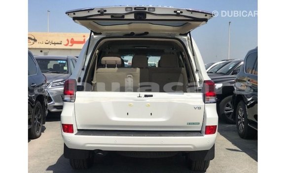 Buy Import Toyota Land Cruiser White Car in Import - Dubai in Central Buy Import Toyota Land Cruiser White Car in Import - Dubai in Central