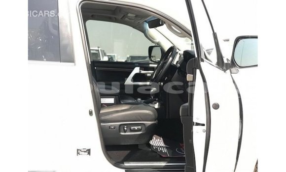 Buy Import Toyota Land Cruiser White Car in Import - Dubai in Central Buy Import Toyota Land Cruiser White Car in Import - Dubai in Central