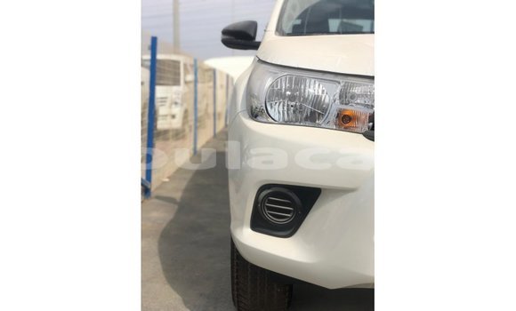 Acheter Import Voiture Toyota Hilux Blanc à Import - Dubai, Central Acheter Import Voiture Toyota Hilux Blanc à Import - Dubai, Central