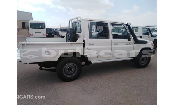 Buy Import Toyota Land Cruiser White Car in Import - Dubai in Central Buy Import Toyota Land Cruiser White Car in Import - Dubai in Central