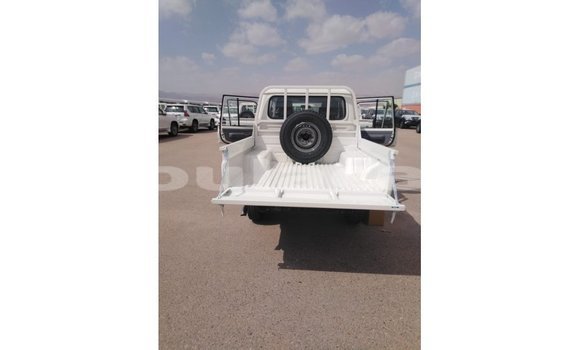 Buy Import Toyota Land Cruiser White Car in Import - Dubai in Central Buy Import Toyota Land Cruiser White Car in Import - Dubai in Central