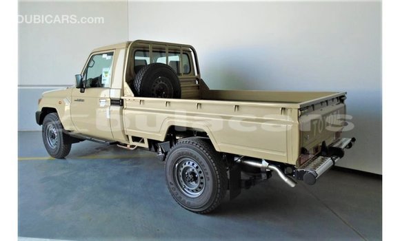 Acheter Import Voiture Toyota Land Cruiser Beige à Import - Dubai, Central Acheter Import Voiture Toyota Land Cruiser Beige à Import - Dubai, Central