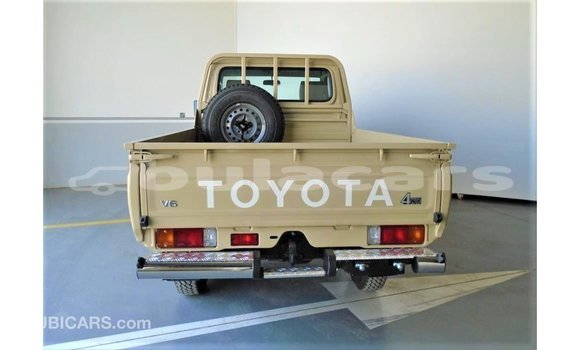 Acheter Import Voiture Toyota Land Cruiser Beige à Import - Dubai, Central Acheter Import Voiture Toyota Land Cruiser Beige à Import - Dubai, Central