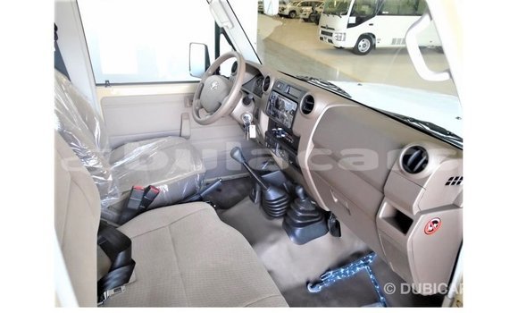 Acheter Import Voiture Toyota Land Cruiser Beige à Import - Dubai, Central Acheter Import Voiture Toyota Land Cruiser Beige à Import - Dubai, Central