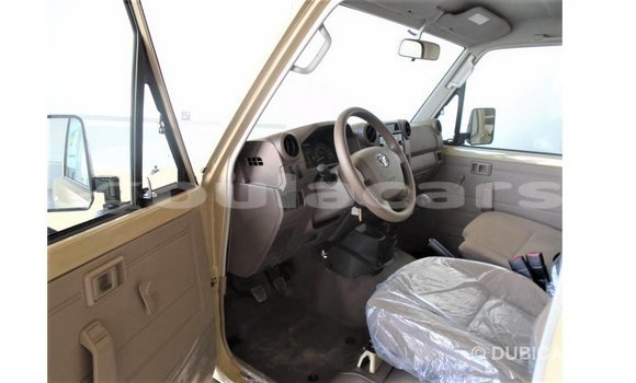 Acheter Import Voiture Toyota Land Cruiser Beige à Import - Dubai, Central Acheter Import Voiture Toyota Land Cruiser Beige à Import - Dubai, Central