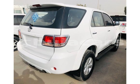 Acheter Import Voiture Toyota Fortuner Blanc à Import - Dubai, Central Acheter Import Voiture Toyota Fortuner Blanc à Import - Dubai, Central