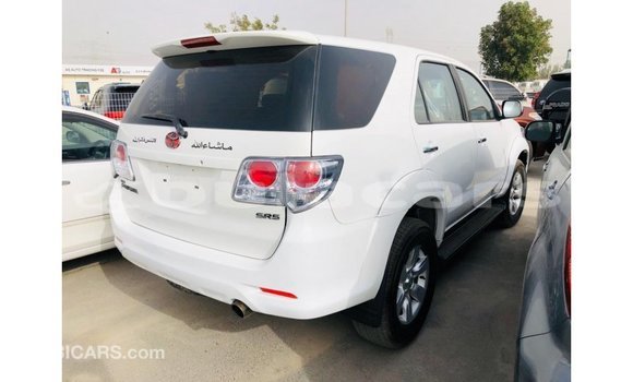 Acheter Import Voiture Toyota Fortuner Blanc à Import - Dubai, Central Acheter Import Voiture Toyota Fortuner Blanc à Import - Dubai, Central