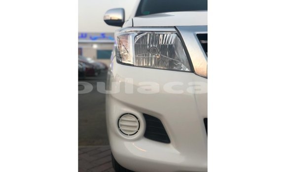 Acheter Import Voiture Toyota Hilux Blanc à Import - Dubai, Central Acheter Import Voiture Toyota Hilux Blanc à Import - Dubai, Central