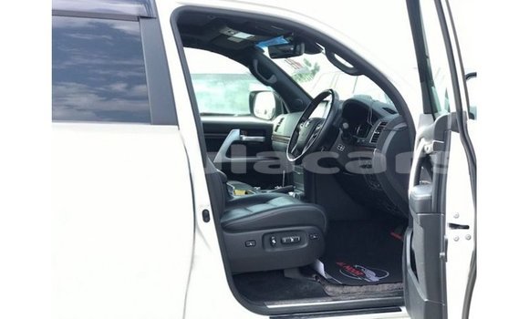 Buy Import Toyota Land Cruiser White Car in Import - Dubai in Central Buy Import Toyota Land Cruiser White Car in Import - Dubai in Central